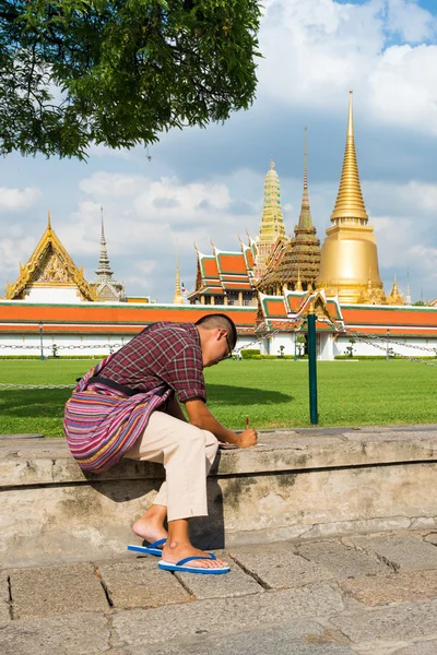 Turistas não identificados viajam para Wat Phra Kaew — Fotografia de Stock