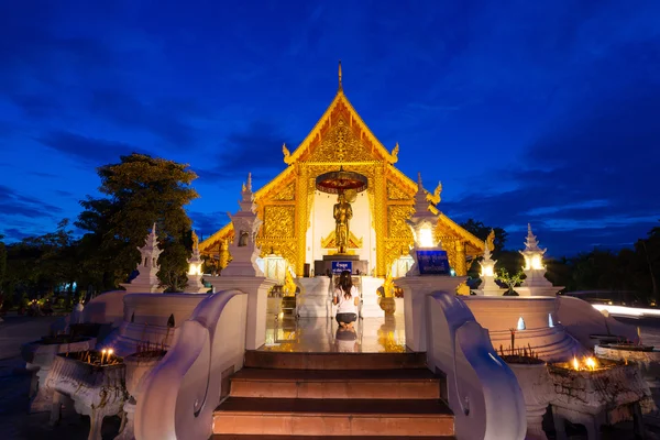 Prasing tempel op twilight tijd in chiang mai, thailand — Stockfoto