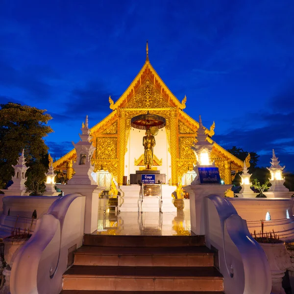 Prasing Temple na hora do crepúsculo em Chiang Mai, Tailândia — Fotografia de Stock