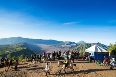 Hiking, turistler ve mount penanjakan üzerinde bakış açısı için yolculuğu at