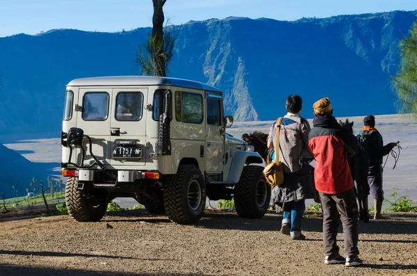 Ourists avec Jeep au Mont Penanjakan — Photo