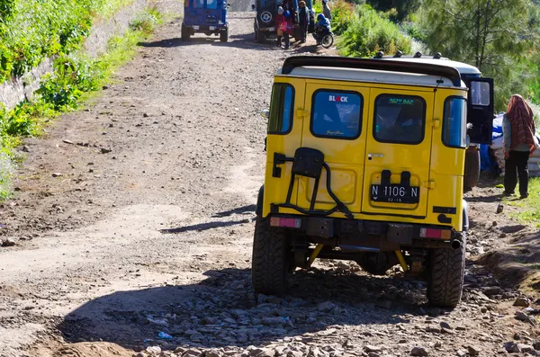 Ourists with Jeep at Mount Penanjakan — Stock Photo, Image