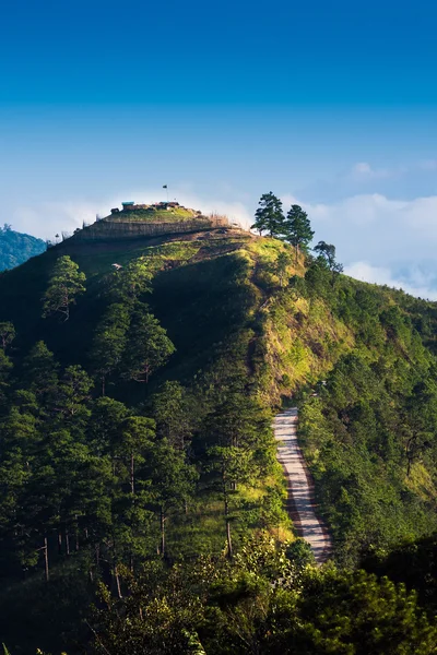 Aussichtspunkt der Natur auf dem Hügel am doi ang khang Gebirge. — Stockfoto