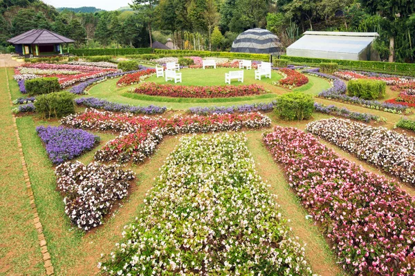 Bunte Blumenbeete und gewundene Rasenwege — Stockfoto