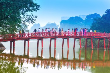 hoan kiem Gölü üzerinde huc köprü