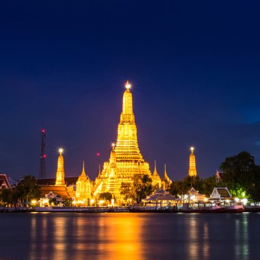 Twilight Saat görünümü wat arun tapınağın bangkok Tayland