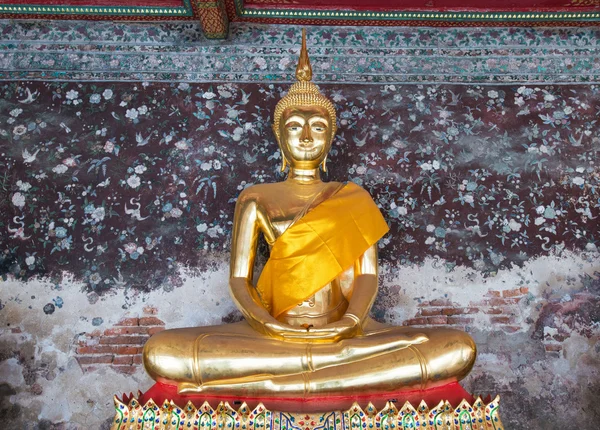 Goldene Buddha-Statuen im wat suthat thep wararam Tempel — Stockfoto