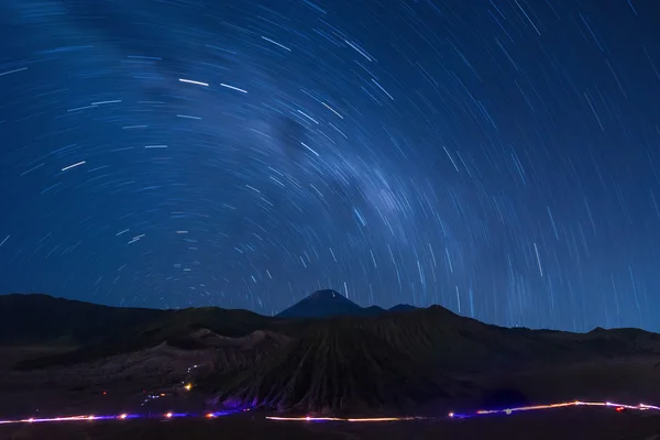 Extrémní dlouhé expozice obrázek ukazující hvězda nad sopka bromo — Stock fotografie