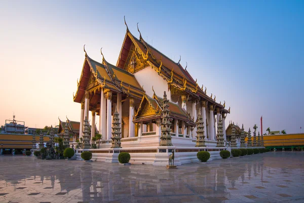 Wat suthat thep wararam świątynia w bangkok Tajlandia — Zdjęcie stockowe