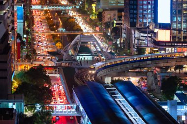 Bangkok Skytrain, Chong Non Si İstasyonu 'ndan geçiyor. Tayland' ın merkezindeki Bangkok 'ta modern bir ofis binası.