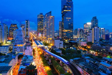 Bangkok Skytrain, Chong Non Si İstasyonu 'ndan geçiyor. Tayland' ın merkezindeki Bangkok 'ta modern bir ofis binası.