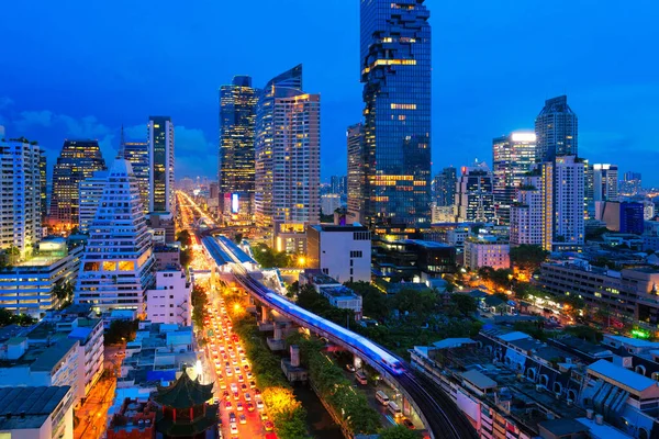 Skytrain Bangkok Pasa Través Estación Chong Non Moderno Edificio Oficinas — Foto de Stock