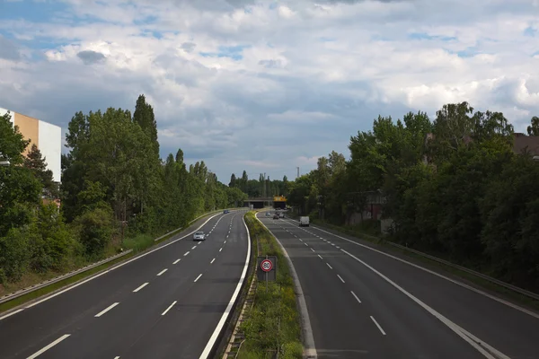 Mavi gökyüzü ile Almanya Federal yol — Stok fotoğraf