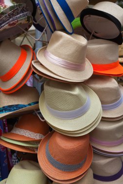 Satılık erkek şapkaları