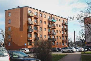 Polonya 'da çok katlı kahverengi bir ev.