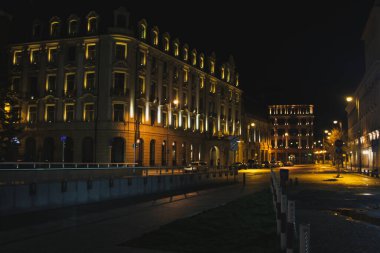 Gece avrupa şehri, fenerlerin ışığında mimari