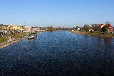 Polonya 'da nehir kanalı ve köprü