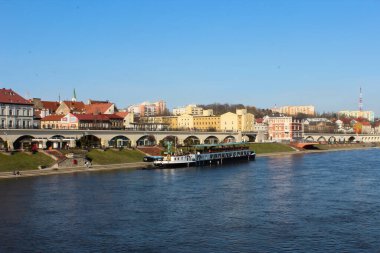 Polonya 'da nehir kanalı ve köprü