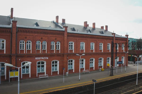 Tren istasyonunun platformunda hiç insan yok.