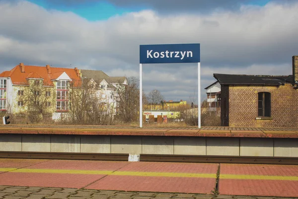 Tren istasyonunun platformunda hiç insan yok.