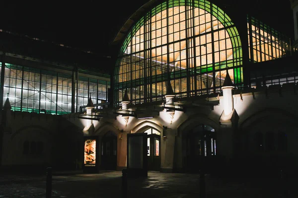 Noite Cidade Europeia Arquitetura Nas Luzes Das Lanternas — Fotografia de Stock