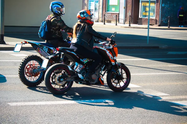 Cyklister Motorcyklar Staden — Stockfoto