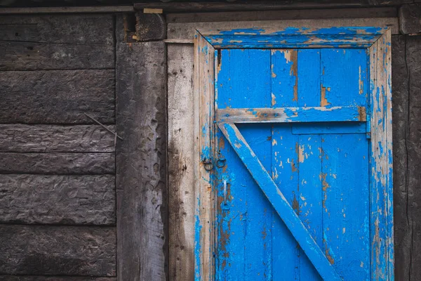 Stare Drewniane Ściany Niebieskie Drzwi Obierając Tło Farby — Zdjęcie stockowe