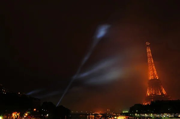 BASTILLE DAY 2011 in Paris, France on July 14th, 2011. Fireworks and the Eiffel tower on the French National Day in Paris, France on July 14th, 2011. — Stock Photo, Image