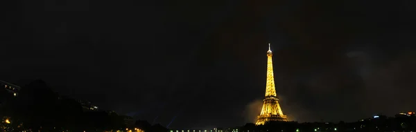 BASTILLE DAY 2011 a Parigi, Francia il 14 luglio 2011. Fuochi d'artificio e la torre Eiffel nella giornata nazionale francese a Parigi, in Francia, il 14 luglio 2011 . — Foto Stock