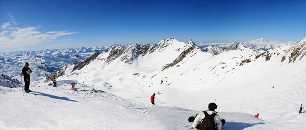 Panorama van de bergketen sneeuwlandschap met blauwe hemel van 3 valleien in Franse Alpen — Stockfoto