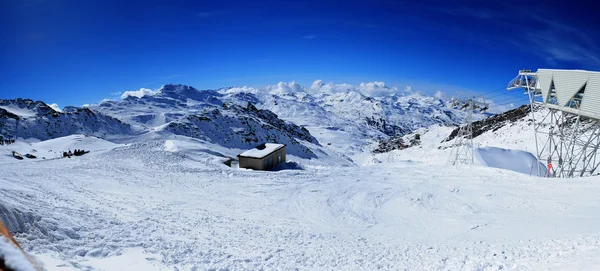 Panorama van de bergketen sneeuwlandschap met blauwe hemel van 3 valleien in Franse Alpen — Stockfoto