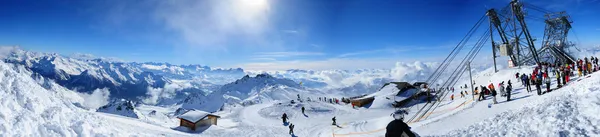 Panorama van de bergketen sneeuwlandschap met blauwe hemel van 3 valleien in Franse Alpen — Stockfoto