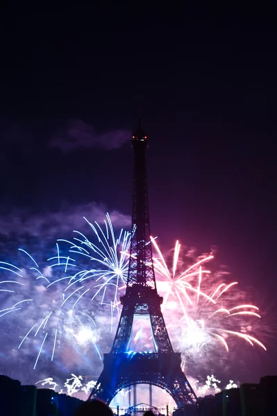 Bastille-Tag 2013 in Paris, Frankreich am 14. Juli 2013. Feuerwerk und Eiffelturm am französischen Nationalfeiertag in Paris, Frankreich am 14. Juli 2013 — Stockfoto