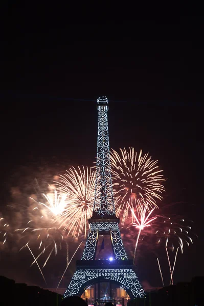 2013 年 7 月 14 日在法国巴黎的巴士底狱天 2013年。烟花和埃菲尔铁塔在巴黎，法国在 2013 年 7 月 14 日法国国庆日 — 图库照片