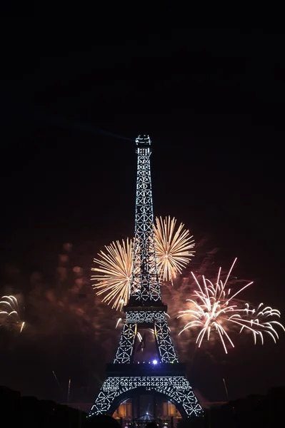 BASTILLE DAY 2013 in Paris, France on July 14th, 2013. Fireworks and the Eiffel tower on the French National Day in Paris, France on July 14th, 2013 — Stock Photo, Image