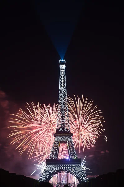 Bastille-Tag 2013 in Paris, Frankreich am 14. Juli 2013. Feuerwerk und Eiffelturm am französischen Nationalfeiertag in Paris, Frankreich am 14. Juli 2013 — Stockfoto