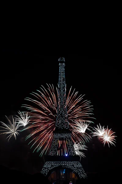 BASTILLE DAY 2013 in Paris, France on July 14th, 2013. Fireworks and the Eiffel tower on the French National Day in Paris, France on July 14th, 2013 — Stock Photo, Image