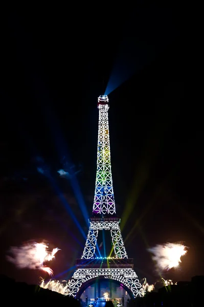 BASTILLE DAY 2013 in Paris, France on July 14th, 2013. Fireworks and the Eiffel tower on the French National Day in Paris, France on July 14th, 2013 — Stock Photo, Image