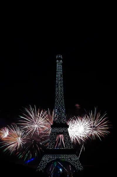 Bastille day 2013 in Parijs, Frankrijk op 14 juli 2013. vuurwerk en de Eiffeltoren op de Franse nationale dag in Parijs, Frankrijk op 14 juli 2013 — Stockfoto