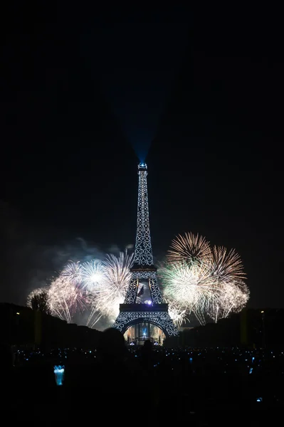 Bastille-Tag 2013 in Paris, Frankreich am 14. Juli 2013. Feuerwerk und Eiffelturm am französischen Nationalfeiertag in Paris, Frankreich am 14. Juli 2013 — Stockfoto