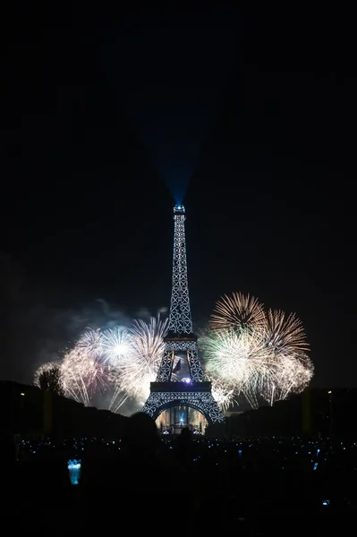 Bastille day 2013 in Parijs, Frankrijk op 14 juli 2013. vuurwerk en de Eiffeltoren op de Franse nationale dag in Parijs, Frankrijk op 14 juli 2013 — Stockfoto