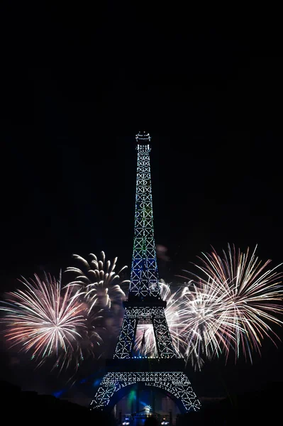 BASTILLE DAY 2013 in Paris, France on July 14th, 2013. Fireworks and the Eiffel tower on the French National Day in Paris, France on July 14th, 2013 — Stock Photo, Image