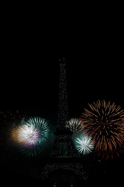 Bastille day 2013 in Parijs, Frankrijk op 14 juli 2013. vuurwerk en de Eiffeltoren op de Franse nationale dag in Parijs, Frankrijk op 14 juli 2013 — Stockfoto