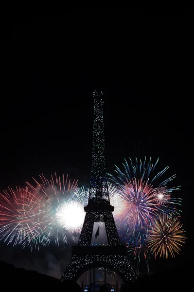 Bastille day 2013 in Parijs, Frankrijk op 14 juli 2013. vuurwerk en de Eiffeltoren op de Franse nationale dag in Parijs, Frankrijk op 14 juli 2013 — Stockfoto