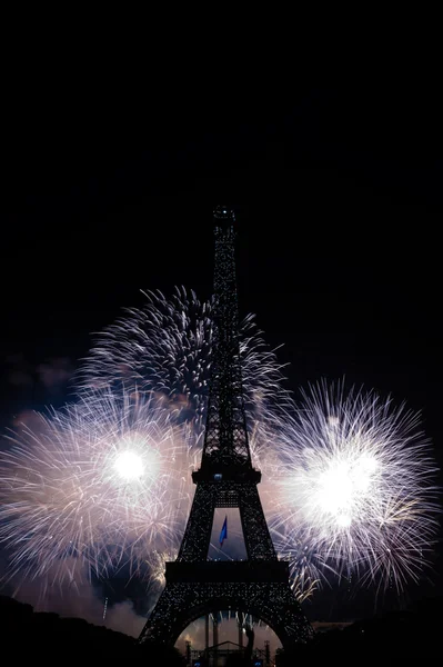 Bastille-Tag 2013 in Paris, Frankreich am 14. Juli 2013. Feuerwerk und Eiffelturm am französischen Nationalfeiertag in Paris, Frankreich am 14. Juli 2013 — Stockfoto