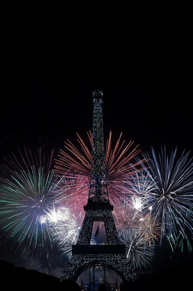 BASTILLE DAY 2013 in Paris, France on July 14th, 2013. Fireworks and the Eiffel tower on the French National Day in Paris, France on July 14th, 2013 — Stock Photo, Image