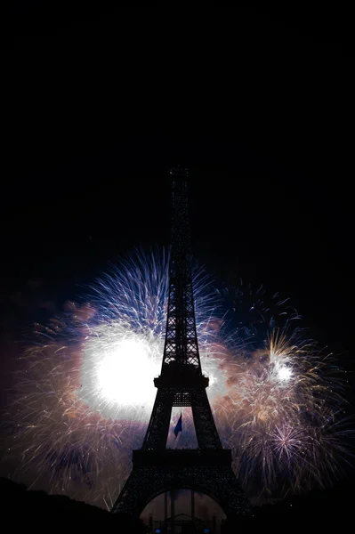 Bastille day 2013 in Parijs, Frankrijk op 14 juli 2013. vuurwerk en de Eiffeltoren op de Franse nationale dag in Parijs, Frankrijk op 14 juli 2013 — Stockfoto