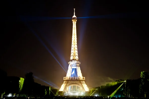 BASTILLE DAY 2013 em Paris, França, em 14 de julho de 2013. Fogos de artifício e a Torre Eiffel no Dia Nacional da França em Paris, França, em 14 de julho de 2013 — Fotografia de Stock