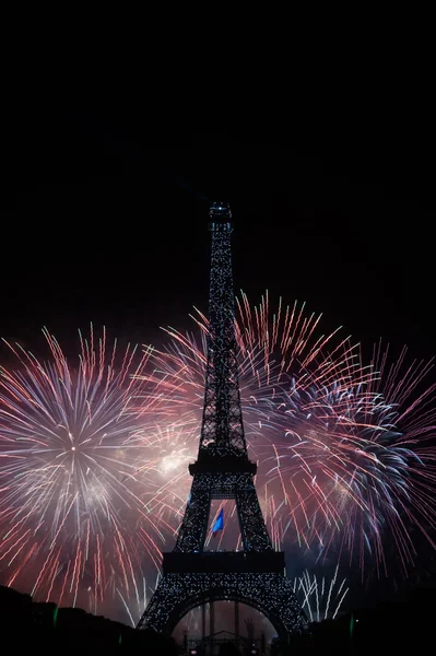 BASTILLE DAY 2013 en París, Francia el 14 de julio de 2013. Fuegos artificiales y la torre Eiffel en el Día Nacional Francés en París, Francia el 14 de julio de 2013 — Foto de Stock