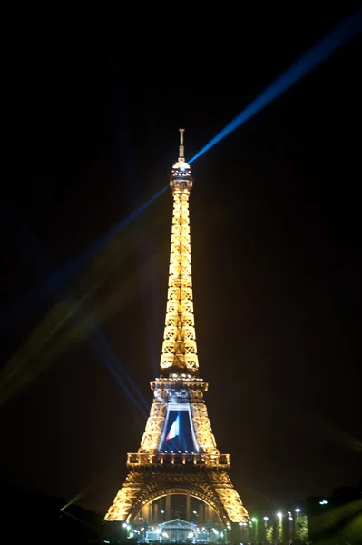 BASTILLE DAY 2013 em Paris, França, em 14 de julho de 2013. Fogos de artifício e a Torre Eiffel no Dia Nacional da França em Paris, França, em 14 de julho de 2013 — Fotografia de Stock